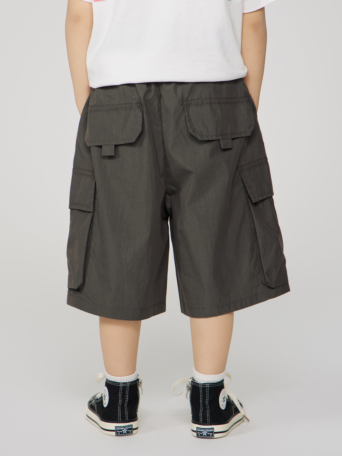 2026 new summer children's trendy cargo five-quarter pants with zipper pockets, lightweight breathable quick-drying shorts for older boys